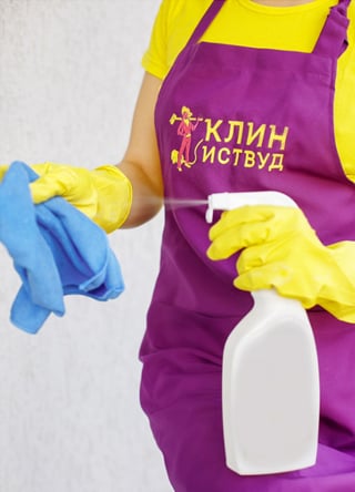 Девушка в фирменной одежде Клин Иствуд